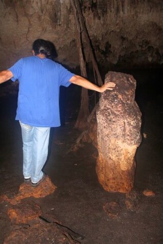 Persona observando una gran estalagmita en el interior de la Caverna Urbana cercana a la Manzana 14.