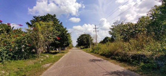 Carretera de acceso a Héroes de Nacozari donde el tendido eléctrico aéreo da paso a la infraestructura urbana con distribución subterránea.